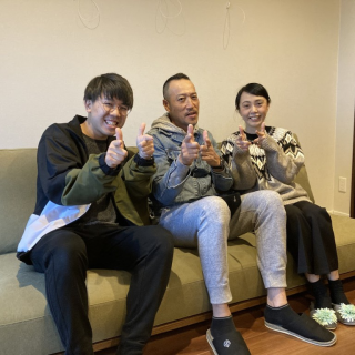 この度は家具の納品ありがとうございました！カーキののローソファ、お部屋の雰囲気にピッタリでしたね！ダブル拳銃ポーズもありがとうございます。笑　またぜひお店に遊び